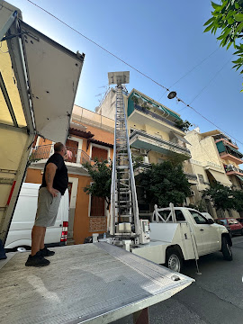 Ανυψωτικό μετακόμισης σε πολυκατοικία στην Αθήνα