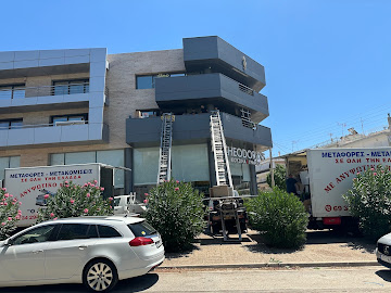 Έπιπλα τυλιγμένα με αμπαλάζ μέσα σε σπίτι πριν τη μετακόμιση