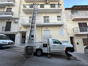 Ανυψωτικό μετακόμισης δίπλα σε κατοικία στην Αθήνα