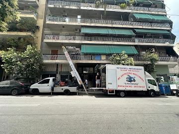 Φορτηγά μεταφοράς και ανυψωτικό της Μετακομίσεις Λεωνίδας σε κτίριο γραφείων